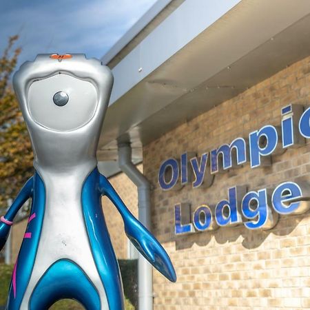 The Olympic Lodge Эйлсбери Экстерьер фото