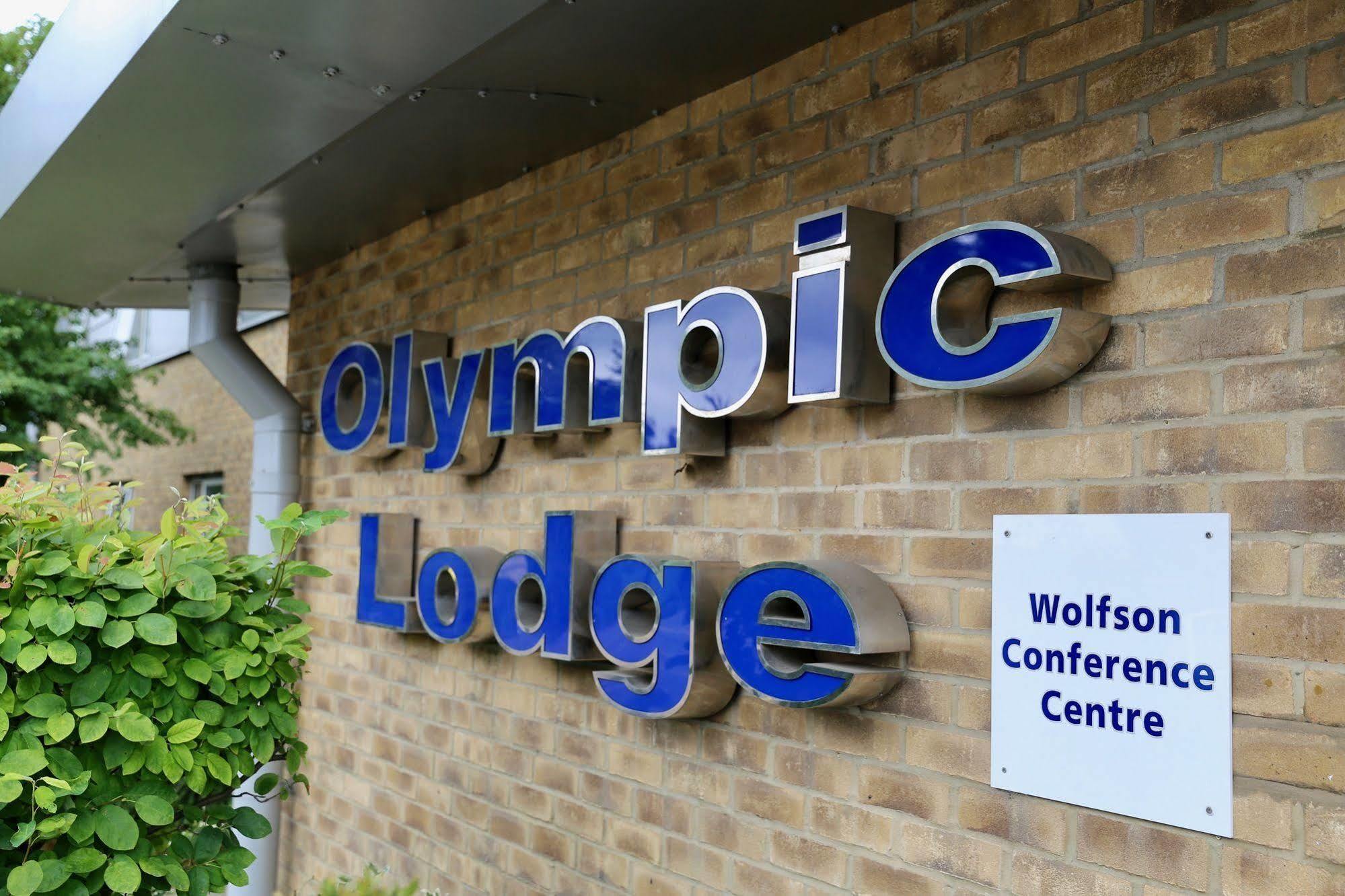 The Olympic Lodge Эйлсбери Экстерьер фото