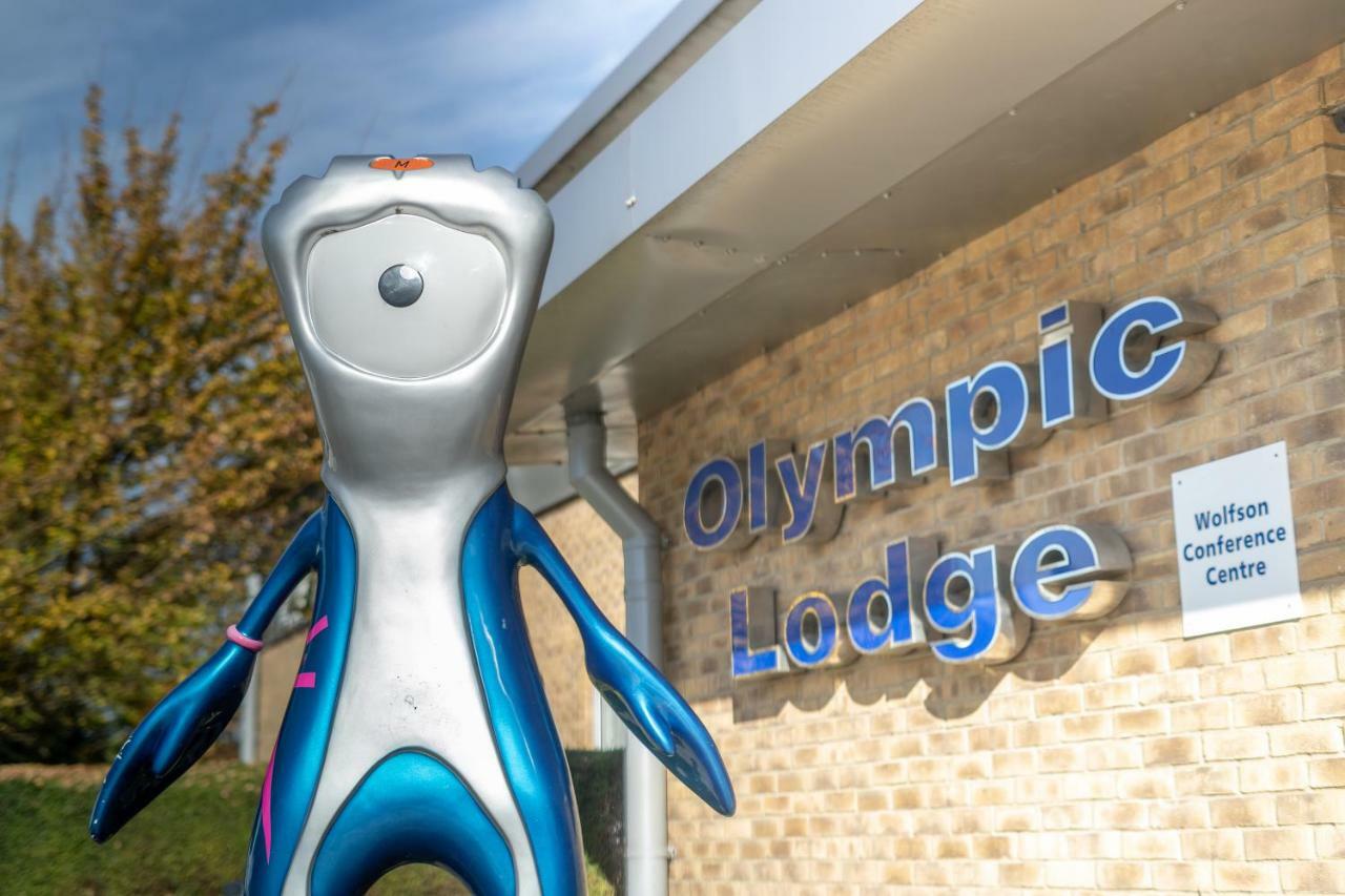 The Olympic Lodge Эйлсбери Экстерьер фото